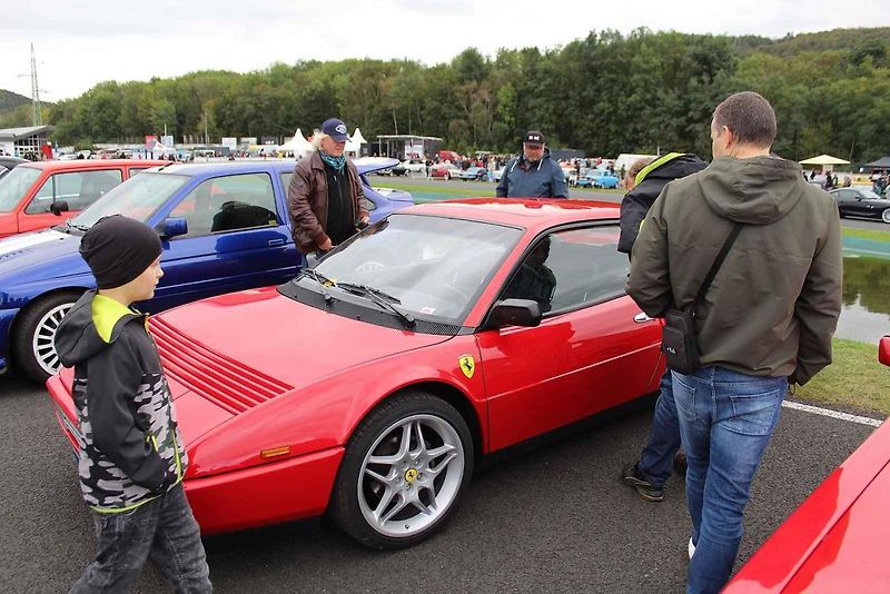 Na Autodromu Most byl motoristický festival The Most Classic. Na snímku je vystavené Porsche 911.