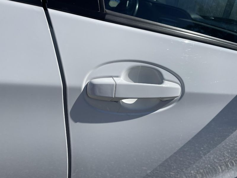 Toyota Yaris 1.5i 16v HYBRID 142TKM TOP 1A! - fotka 46 z 169