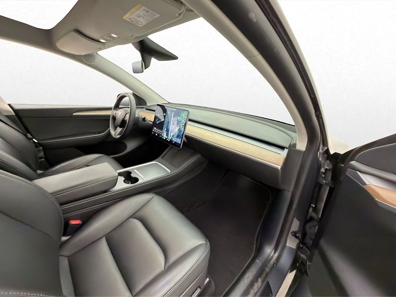 Tesla Model Y Long Range AWD - fotka 26 z 30