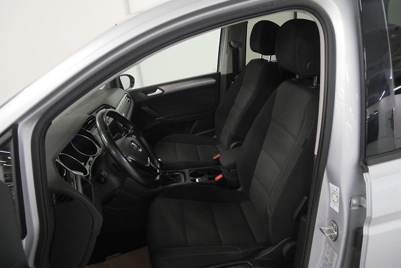 Volkswagen Touran - fotka 11 z 26