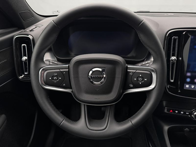 Volvo XC40 B3 DARK PLUS CZ 1.maj - fotka 3 z 48