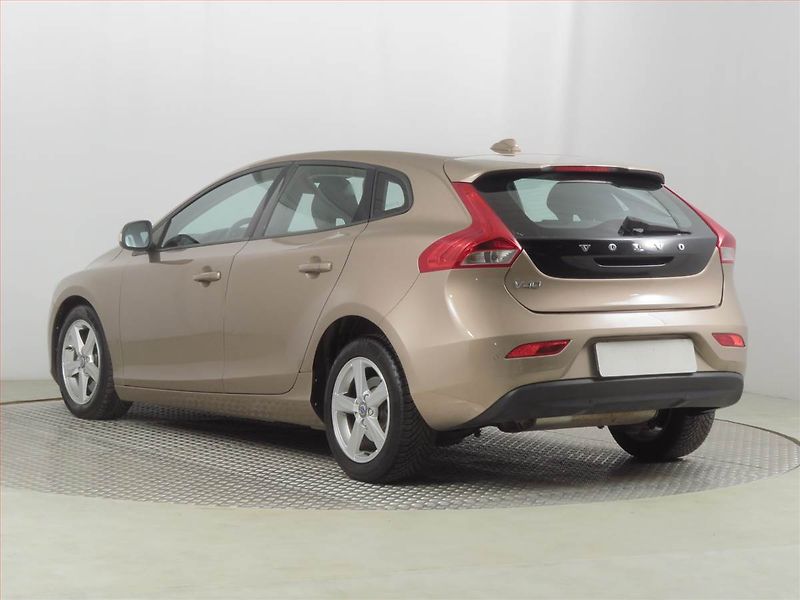Volvo V40 (2016) 1.5 T2, Automat, Navi, Xenony - fotka 4 z 21