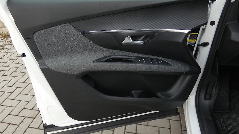 Peugeot 5008 1.2 PureTech Active 7 míst - fotka 8 z 24