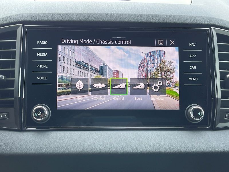 Škoda Karoq (2023) 1.5 TSI 110kW Sportline DSG - fotka 17 z 35
