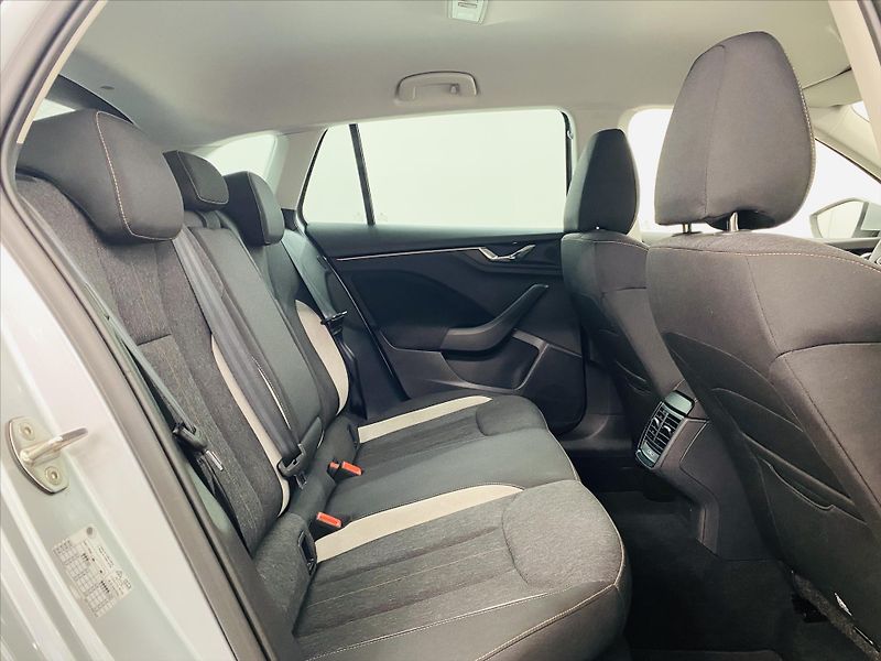 Škoda Scala 1,0 TSI 85kW Top Selection - fotka 7 z 27