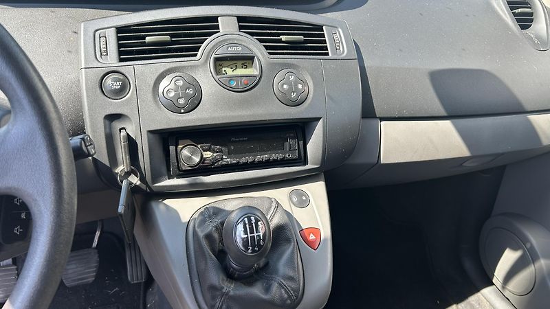 Renault Scénic (2007) 1,6 16V TEMP KLIMA MÁLO KM - fotka 10 z 16