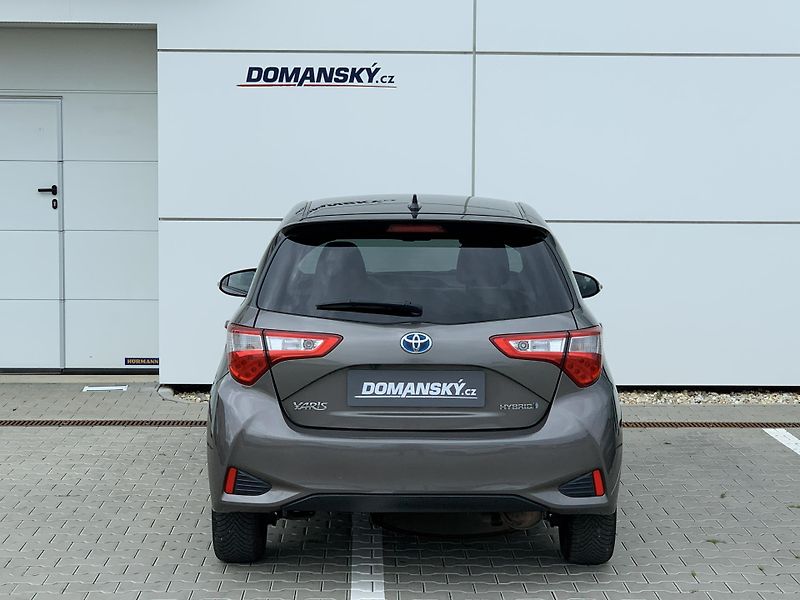 Toyota Yaris SELECTION 1.5 HYBRID 74kW - fotka 12 z 25