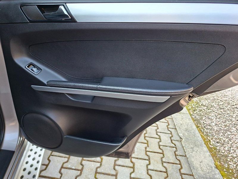 Mercedes-Benz Třídy M (2007) 320CDI 165kW 4MATIC - fotka 26 z 35