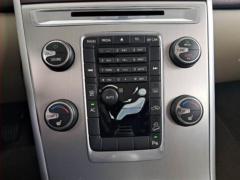 Volvo XC60 (2011) D3, 4X4, Serv.kniha, Kůže - fotka 17 z 21