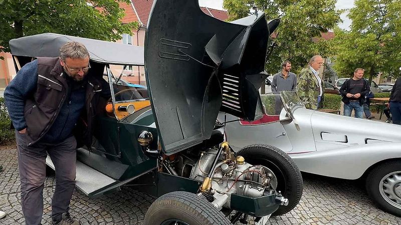 Do Černošína se sjely desítky nablýskaných veteránů, jejichž majitelé o svých miláčcích vyprávěli s nadšením i humorem.
