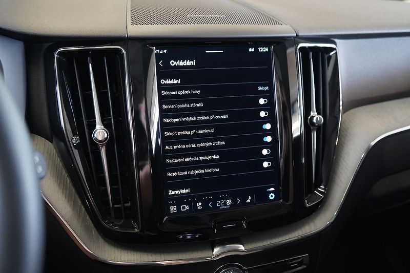 Volvo XC60 B5 AWD Plus Dark, Ventilace - fotka 34 z 46