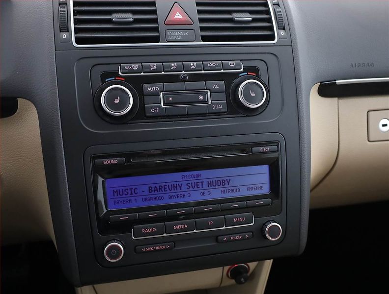 Volkswagen Touran (2011) 2.0 TDI, Automat, Xenony - fotka 10 z 18