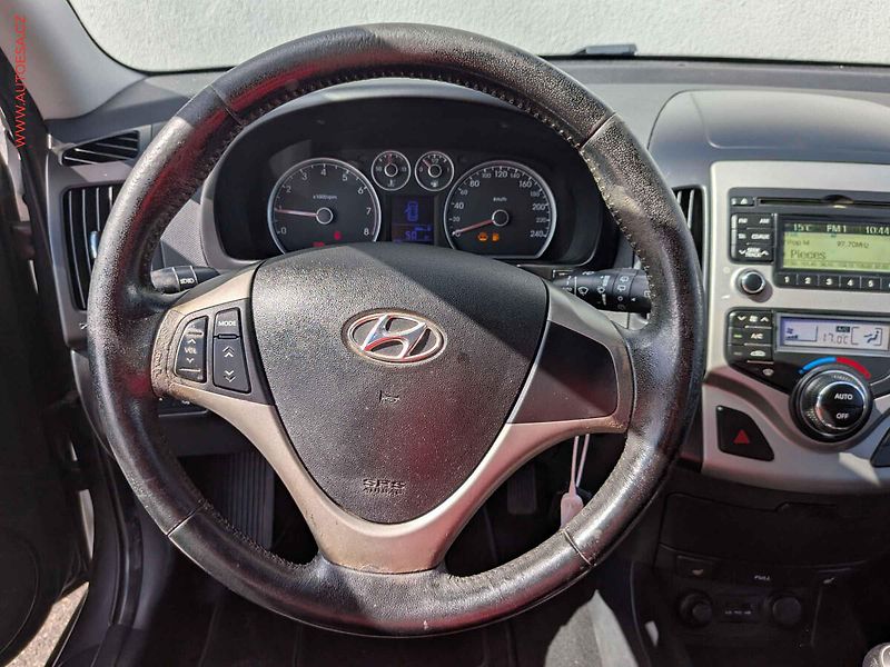 Hyundai i30 (2009) 1.6CVV-T, 2.maj,ČR, AC, kůže - fotka 13 z 14