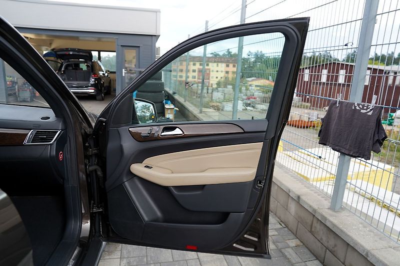 Mercedes-Benz Třídy M ML 350i AMG 4Matic/Motor klepe - fotka 10 z 29