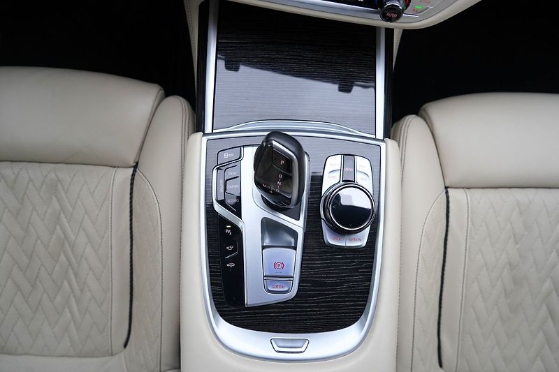 BMW Řada 7 750 Ld xDrive/Laser/M paket/ČR - fotka 40 z 50