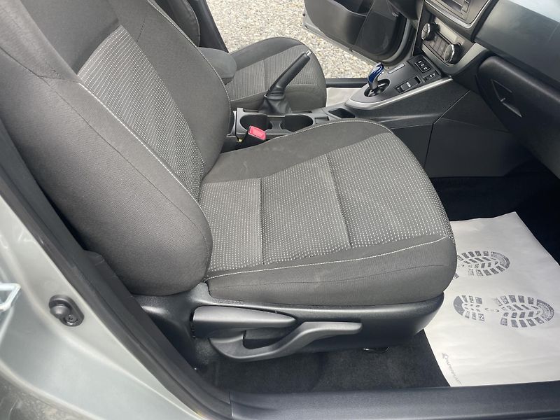 Toyota Auris 1.8i 16v HYBRID AUT SERVIS TOP - fotka 138 z 172