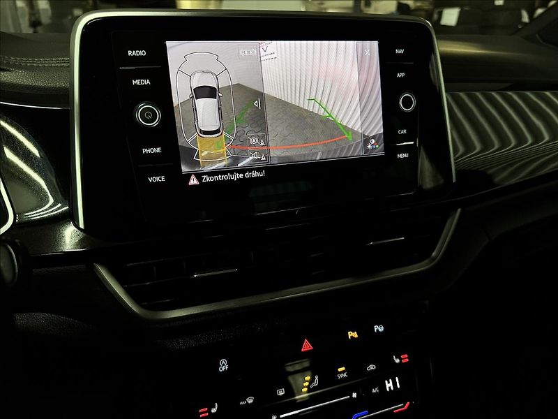 Volkswagen T-Roc R-LINE NEZ-TOP 2XALU TAŽNÉ DPH - fotka 28 z 42