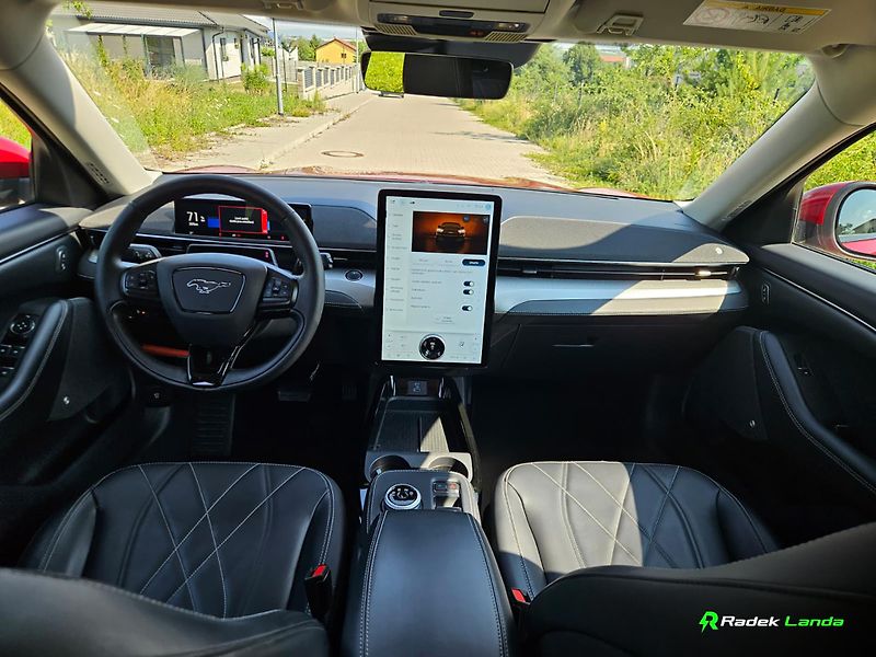 Ford Mustang Mach-E (2021) Mach-E 76 kWh - fotka 15 z 19