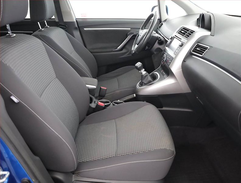 Toyota Verso (2015) 1.6 D-4D, Serv.kniha, Xenony - fotka 7 z 18