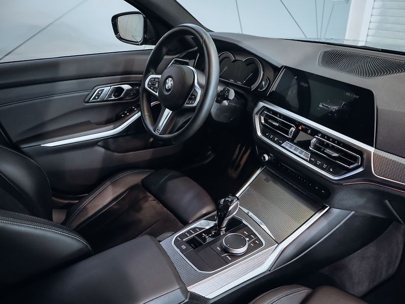 BMW Řada 3 320d Touring xDrive - fotka 19 z 26