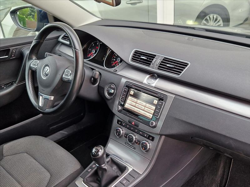 Volkswagen Passat 2,0 TDi 103kW KAMERA NAVI +ZIM - fotka 18 z 34