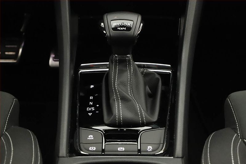 Škoda Karoq (2025) 2.0 TDI, Sportline, Navigace - fotka 10 z 20