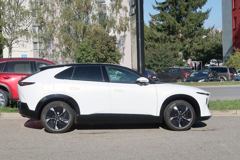Mazda CX-6e (2026) EV 258ps Takumi, černá kůže - fotka 4 z 24
