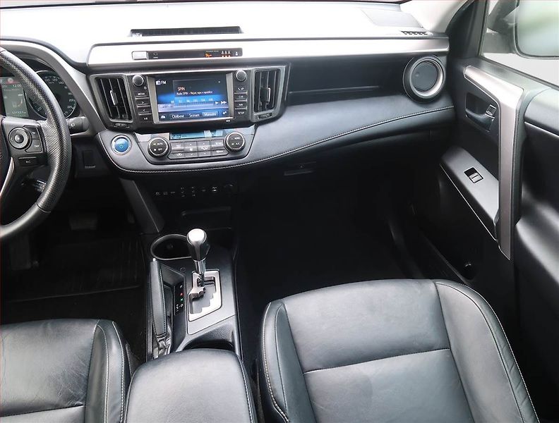 Toyota RAV4 (2017) 2.5 Hybrid - fotka 8 z 14