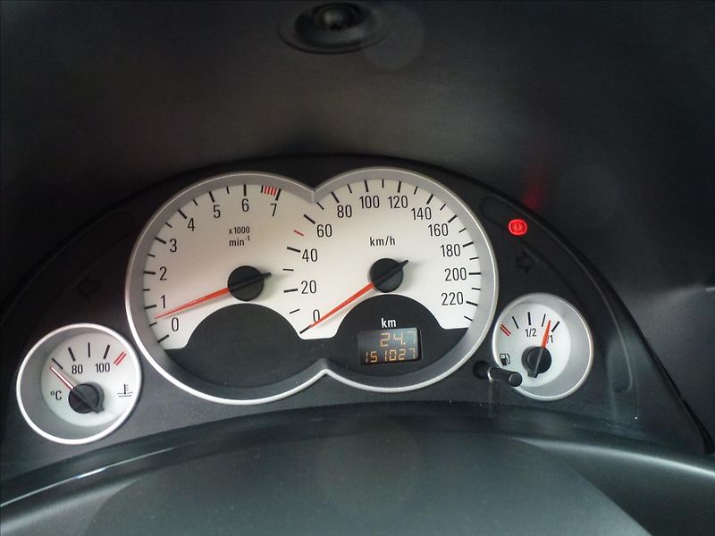 Opel Tigra 1,4 16V Roadster Cabrio - fotka 27 z 48