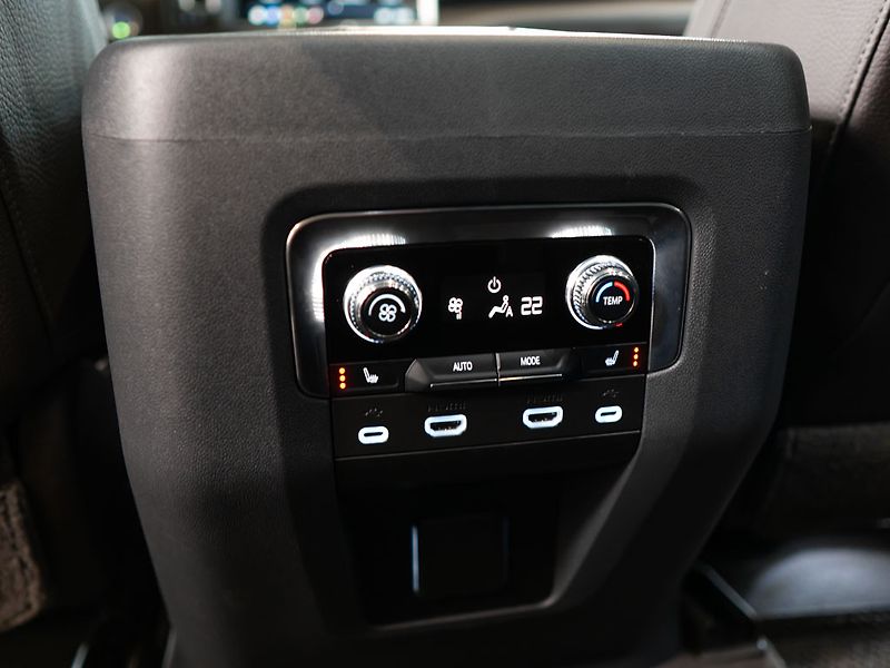 GMC Yukon (2021) 6.2 XL Denali Ultimate Air 4WD - fotka 40 z 44