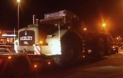 Obří Berliet T100 číslo 2 při jednom z nočních transportů na automobilový festival.