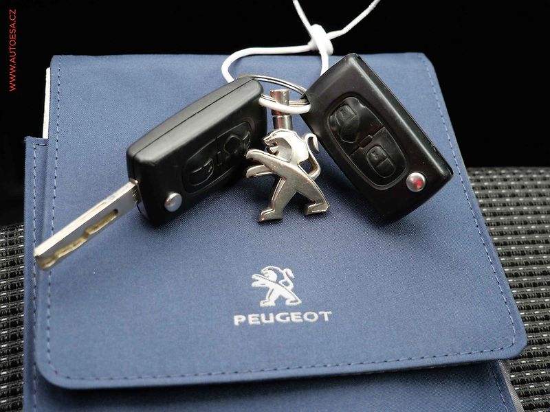 Peugeot 5008 (2015) 2.0 HDi, AC, navi, park.asist - fotka 22 z 23