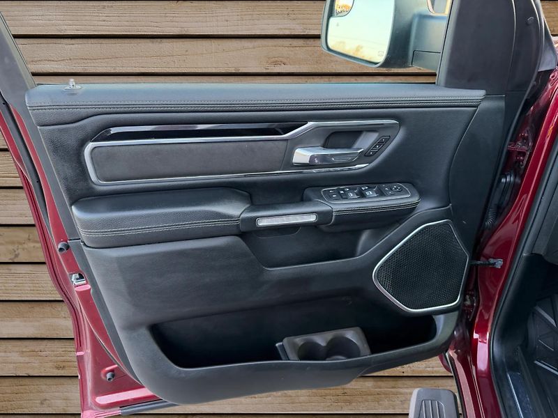 Dodge RAM (2019) +LARAMIE+LONGBED+HEMI+ - fotka 14 z 21