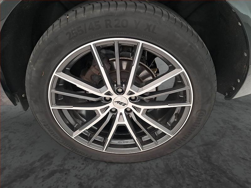 Volvo XC60 (2018) R-Design D4 AWD - fotka 15 z 18