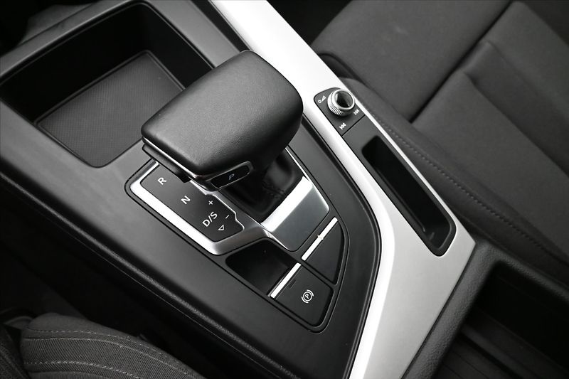 Audi A4 2,0 40TDI 150 kW S-Tronic Záru - fotka 24 z 34