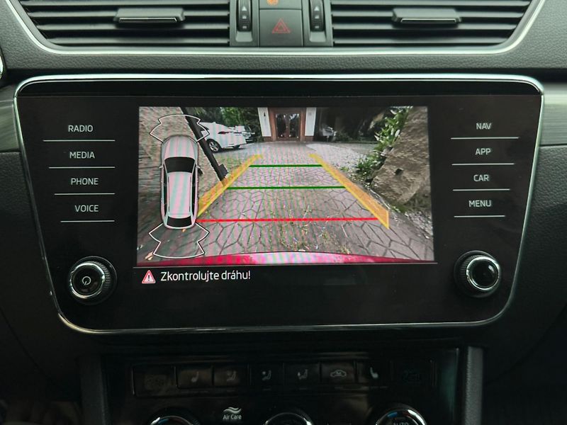 Škoda Superb 2.0TDi F.LED, KAMERA, EL.TAŽNÉ - fotka 13 z 26