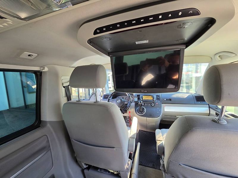 Volkswagen Multivan (2010) 2.0 TDI DSG 132kW - fotka 9 z 27