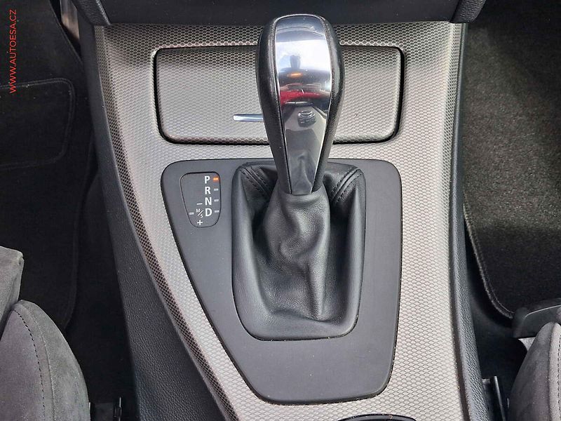 BMW Řada 3 (2013) 2.0d 320d xDrive, AT, xenon - fotka 17 z 21