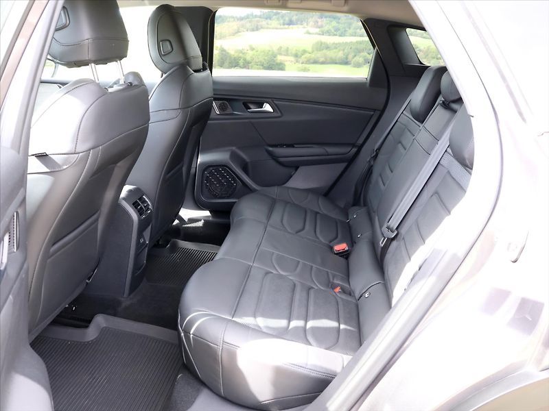 Citroën C5 X 1,6 PT 180k CZ Exclusive DPH - fotka 13 z 37