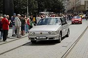 Historická kolona vozidel projela v sobotu odpoledne brněnským náměstím Svobody.