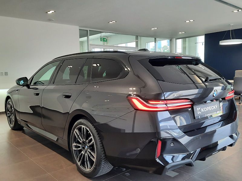 BMW Řada 5 (2025) 520d xDrive Touring M Sport - fotka 8 z 15