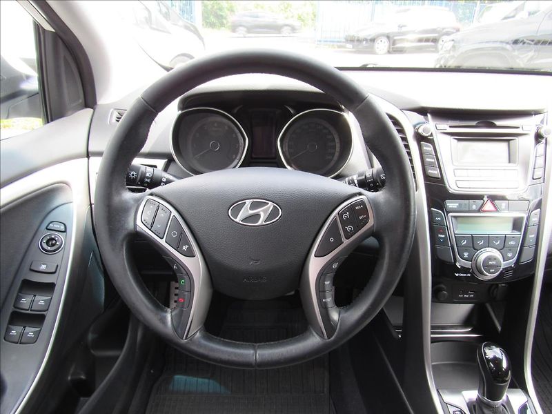 Hyundai i30 1,6 GDI 99kW Automat - fotka 12 z 32