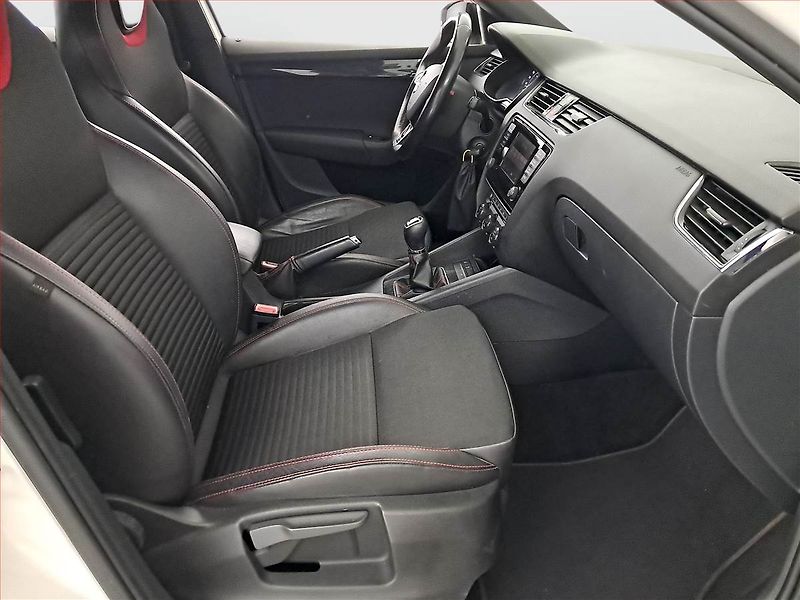 Škoda Octavia (2014) RS 2.0 TDI, Kůže, Bi-Xenony - fotka 9 z 15