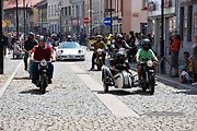 Ze startu XIV. Slánského okruhu - průjezd Londou.