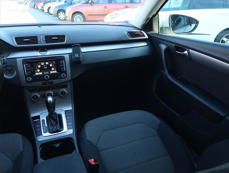 Volkswagen Passat (2013) 2.0 TDI, Automat, Navi, Xenony - fotka 8 z 17