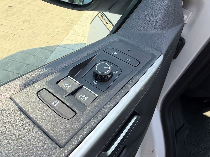 Volkswagen Multivan Comfortline  7míst 2,0TDI 110k - fotka 6 z 19