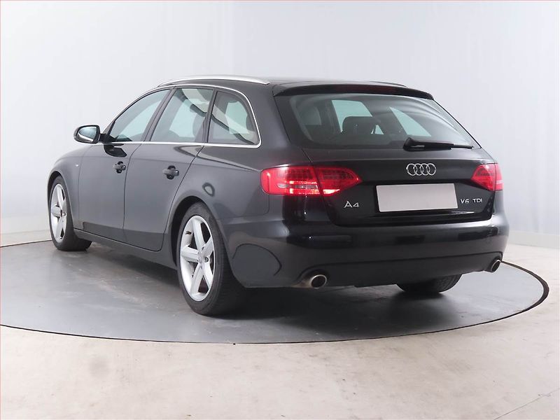 Audi A4 (2011) S-Line 2.7 TDI, Xenony - fotka 4 z 14