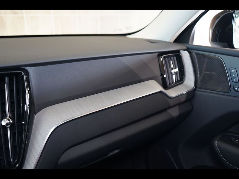 Volvo XC60 T8 PLUS Dark, Ventilace, 360° - fotka 41 z 48