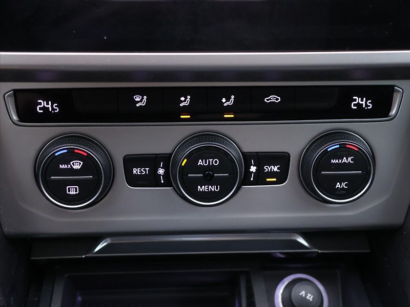 Volkswagen Passat 1,6 TDI Highline Aut klima LED - fotka 19 z 27