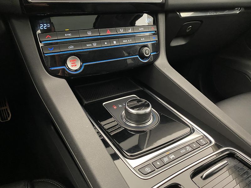 Jaguar F-Pace 25t AWD AUT  - fotka 26 z 38
